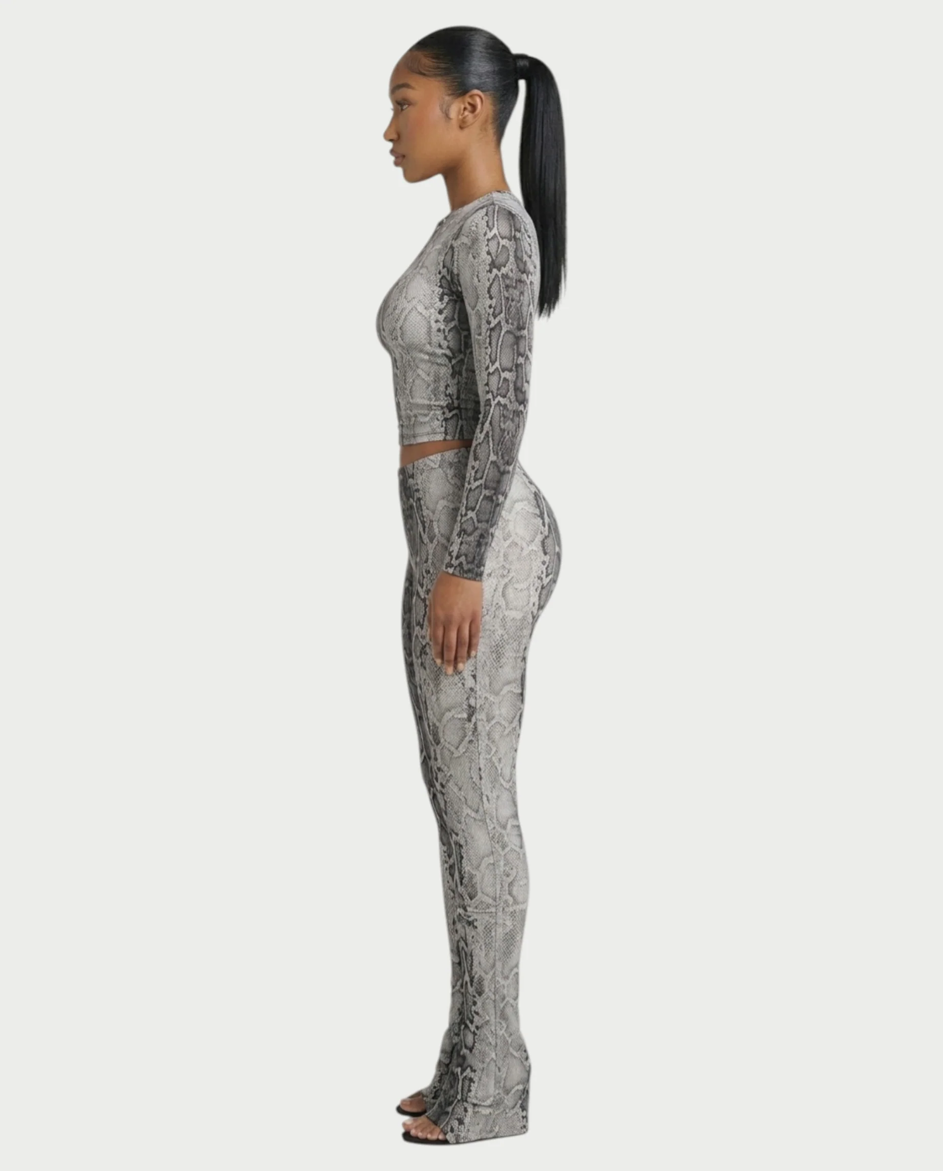 SURIVA Snakeskin Long Sleeve Top & Flared Legging Set - Image 13